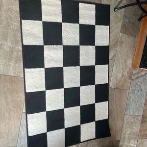 a 0.9 m x 1.4 m rug (3ft x 4ft 8 in) with checkers